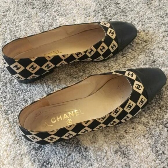 Super RARE CHANEL Vintage Flats Interlocking CCs All Over - Picture 4 of 15